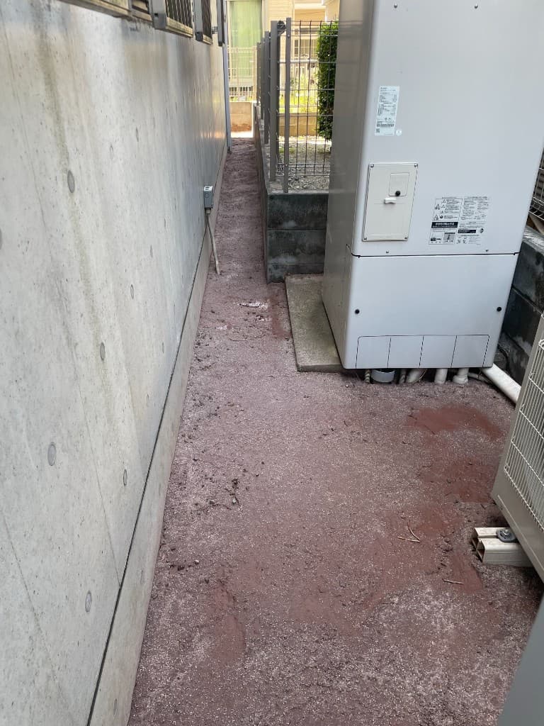 防草土施工後の給湯器まわりの通路