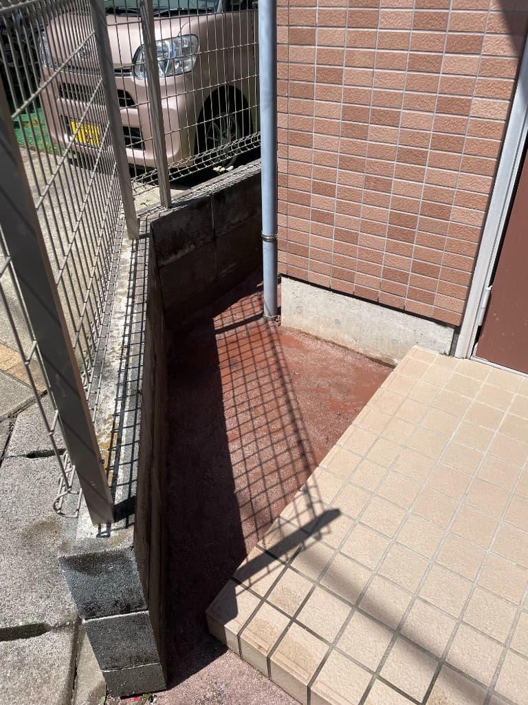 防草土施工後の玄関横と雨樋まわり