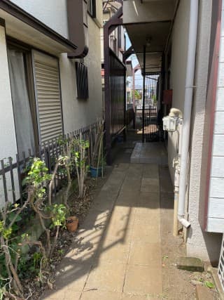除草・剪定作業後の国立市空き家のお庭（通路沿い）
