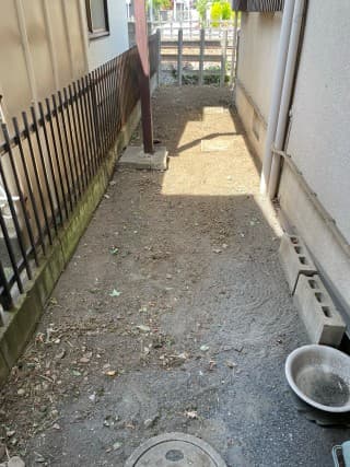 除草・剪定作業後の国立市空き家のお庭（玄関まわり）